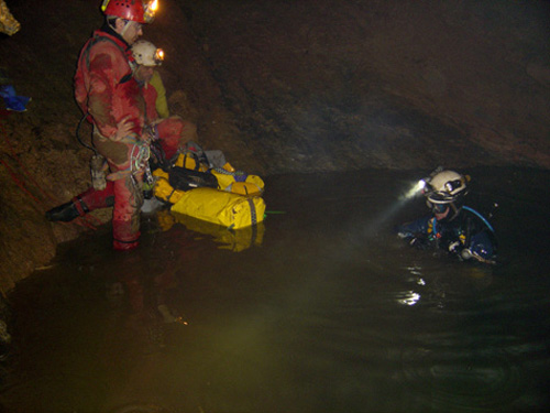 Lago en la base de la sima